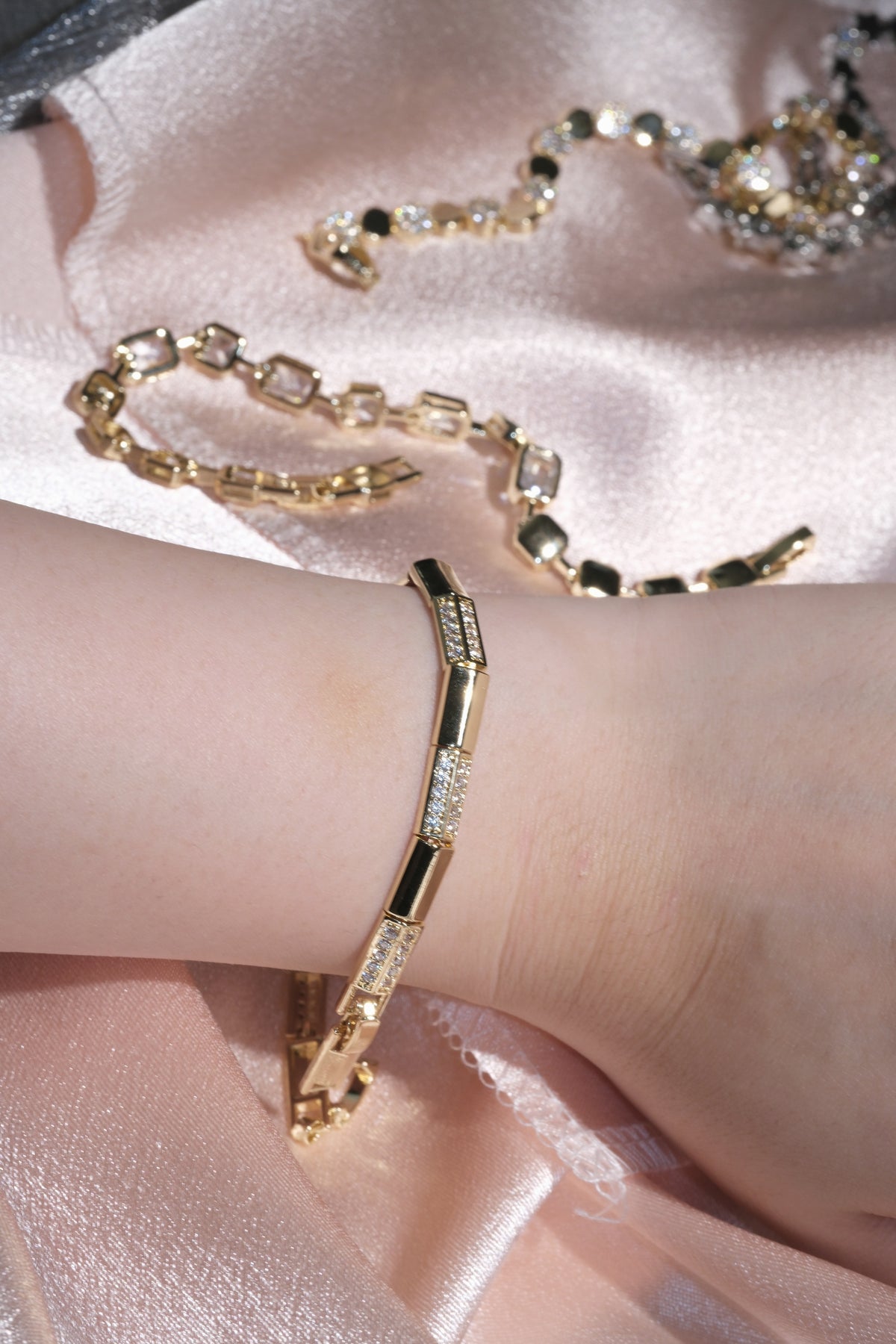Linea Rectangular Bar Bracelet — Gold Tone