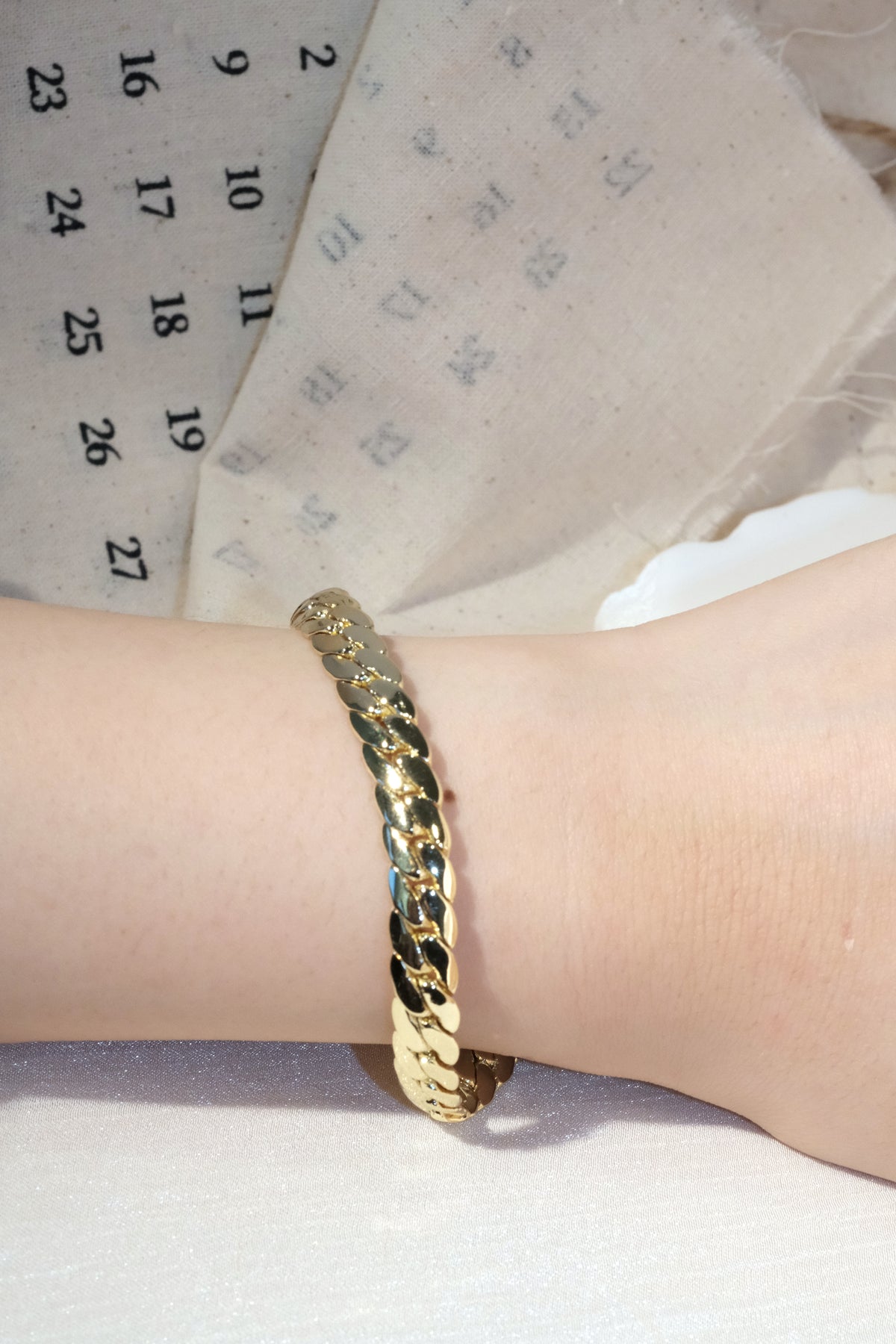 Smooth Curb Chain Bracelet — Gold