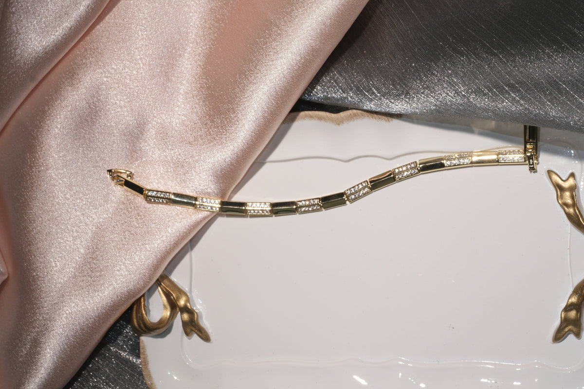 Linea Rectangular Bar Bracelet — Gold Tone