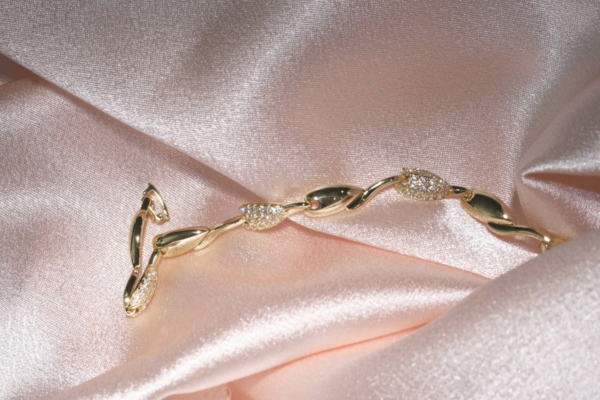 Laurel Leaf Link Bracelet — Gold Tone