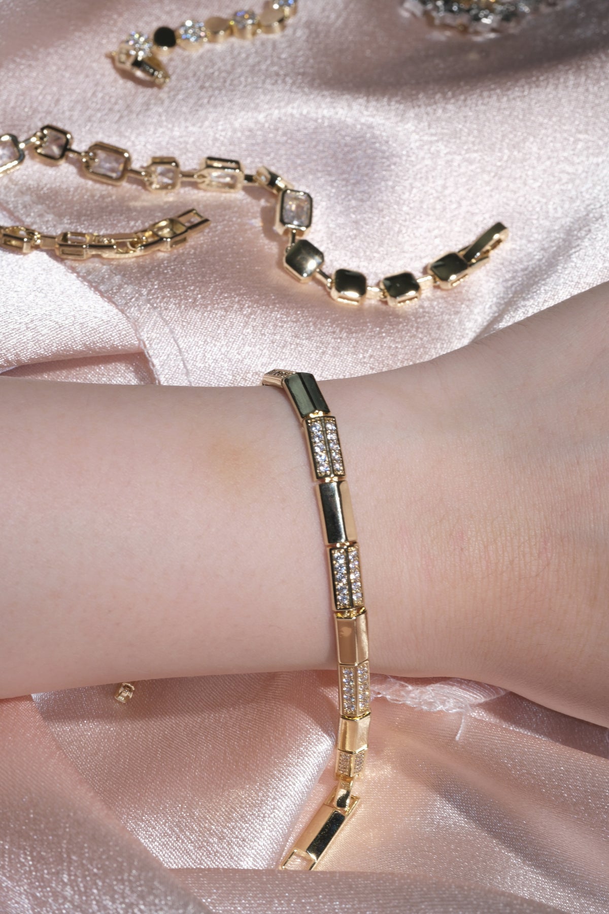 Linea Rectangular Bar Bracelet — Gold Tone