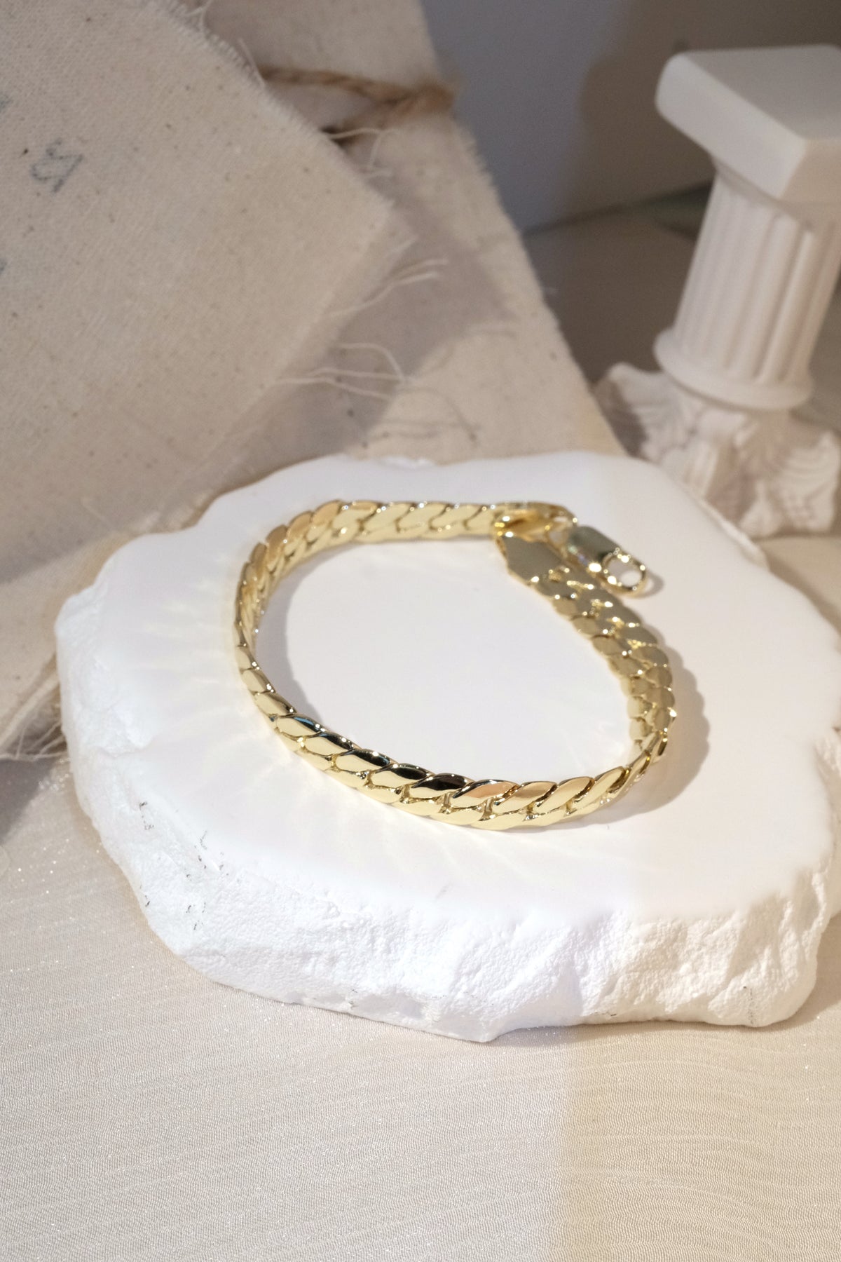 Smooth Curb Chain Bracelet — Gold